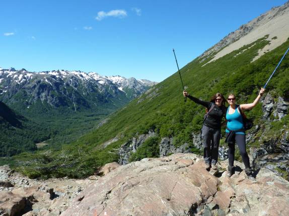 Felizes ao terminar a encosta mais íngrime da trilha para o refúgio San Martín, região de Bariloche, na Argentina
